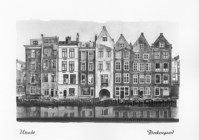 603276 Gezicht op de Oudegracht te Utrecht met de achterzijden van de huizen aan de Donkere Gaard vanuit een van de ...